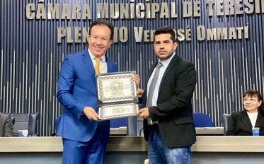 O Presidente da ANAMAGES, Juiz Carlos Hamilton Bezerra Lima, recebe o Título das mãos do Vereador Bruno Vilarinho