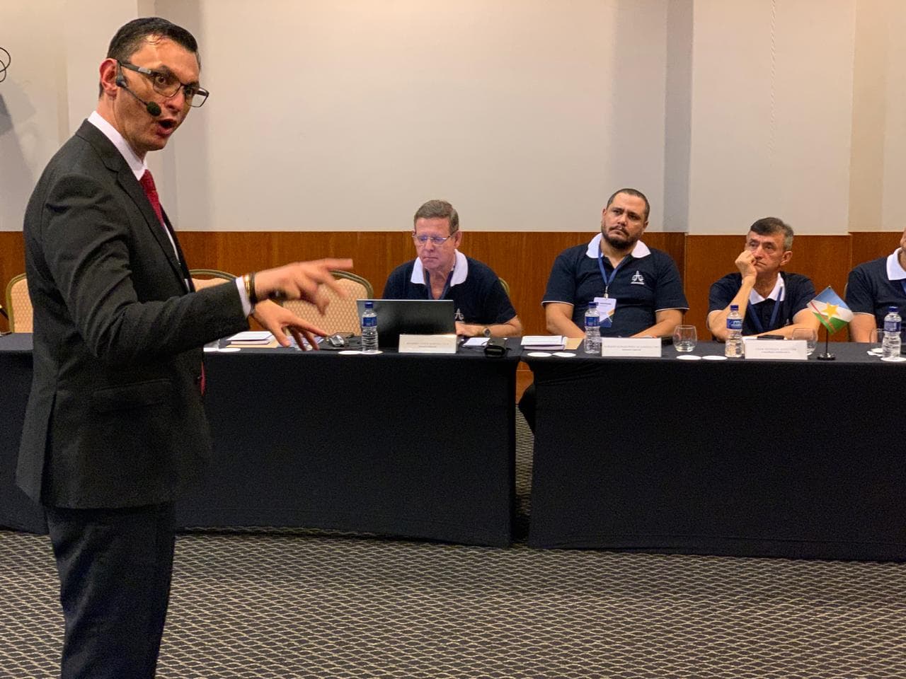 O palestrante apresentou um assistente virtual que possui dezenas de funções integradas que podem auxiliar o dia a dia dos magistrados. 
